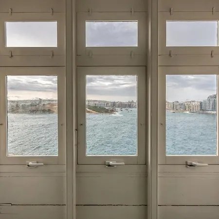 49/3 Seafront Duplex Penthouse In 발레타