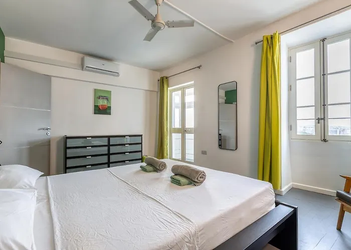 49/3 Seafront Duplex Penthouse In Valletta