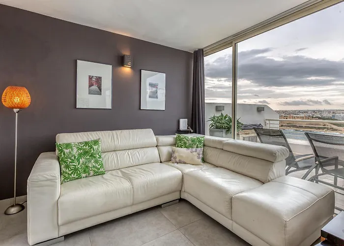 49/3 Seafront Duplex Penthouse In * Valletta